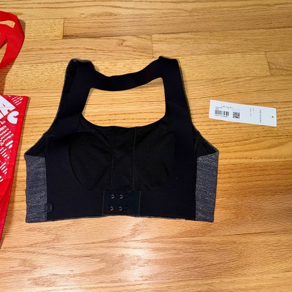 Limited edition Rare- Lululemon Varsa Bra *lululemon lab
 Size 4 - New - Picture 6 of 7